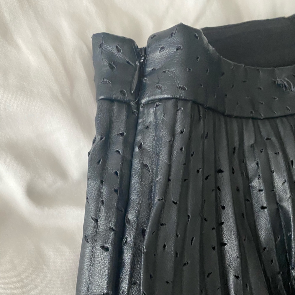 Club Monaco Mairin faux leather laser cut pleated skirt Size 6 - Picture 4 of 6